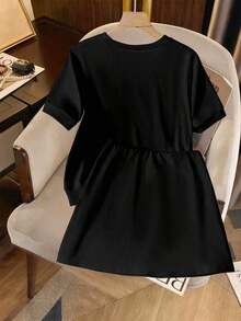 Conjunto casual de top de manga corta con decoración de rhinestones en cuello redondo y minifalda, adecuado para vacaciones y uso diario - Negro - Ver 2