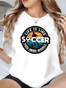 Figura de jugadora de fútbol con fondo de franjas retro y frase motivadora sobre alcanzar metas simboliza pasión esfuerzo y superación personal camiseta de mujer casual moderna cómoda - Negro - Ver 6