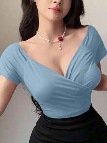 Camiseta de mujer de verano de unicolor con escote en V superpuesto, manga corta, ajuste ceñido con pliegues, para salir - Azul - Ver 6