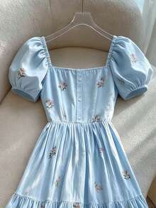 Vestido de diseño con cuello cuadrado, mangas de pétalos, abotonadura sencilla y volantes en la cintura con estampado floral francés delicado - Azul - Ver 3