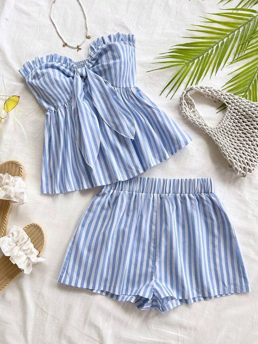 Set de 2 piezas para mujer con parte superior corta sin mangas con volantes y estampado de rayas y flores, y shorts casuales para verano, vacaciones en la playa y fiestas - Azul y blanco - Ver 1