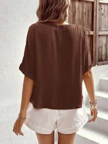 Camisa suelta de verano para mujer con botones, mangas cortas de murciélago y cuello en V de unicolor - Marrón - Ver 2