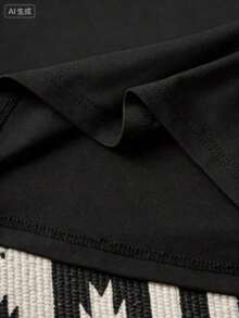 100% Pure Cotton, Breathable And Gentle On The Skin. Classic Crew Neck Design, Slim Fit, And Flattering For All Body Types. Fashionable Print With A Minimalist Style And High-Quality Finish. Unisex Design Perfect For Matching Outfits, Ideal For Everyday Wear, Dates, Leisure, And Streetwear – Versatile And Timeless. - 黑色 - 查看 5