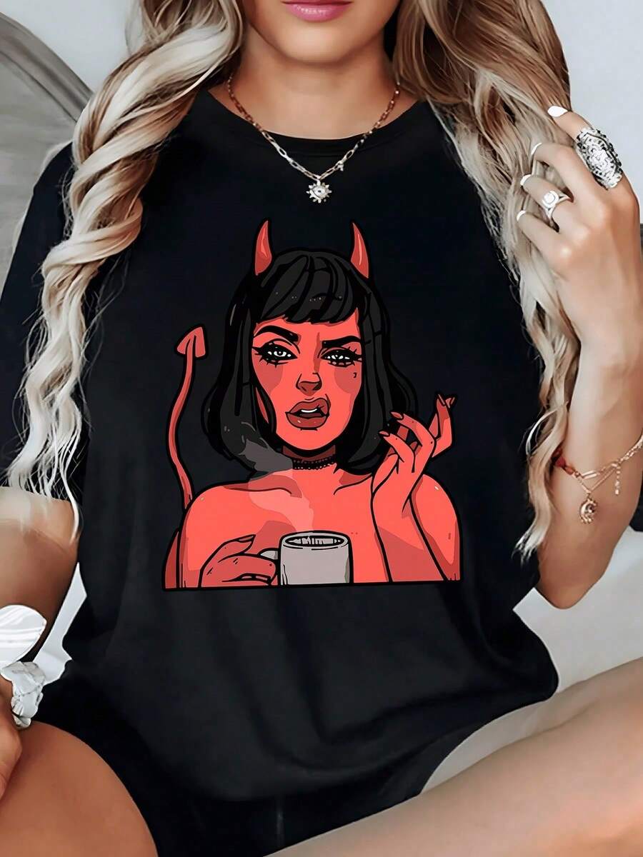 Figura de una chica con cuernos y cola rojos sosteniendo una taza mientras sonríe mostrando una mezcla de humor y picardía camiseta de mujer casual moderna y cómoda para uso diario - Negro - Ver 1