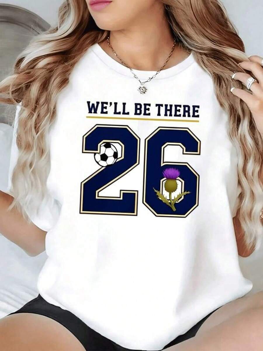 Número 26 con balón de fútbol y flor púrpura que simboliza pasión por el deporte esperanza y energía positiva camiseta de mujer casual moderna cómoda para uso diario elegante y juvenil - Negro - Ver 1