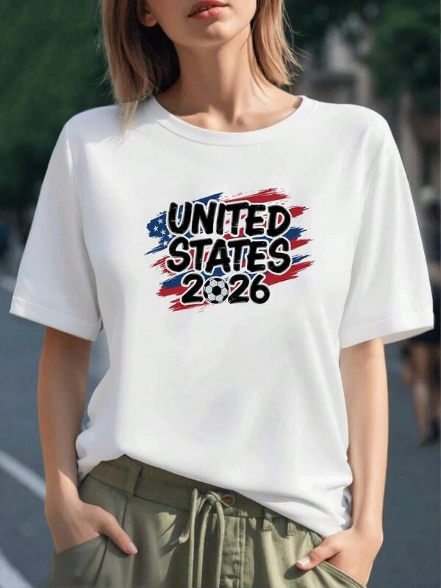Bandera en trazos rojos azules y blancos con balón y texto United States 2026 que celebra la pasión por el fútbol y el espíritu deportivo camiseta de mujer 100% algodón cómoda y moderna - Negro - Ver 1