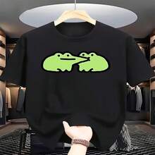 This Men's Crew Neck T-Shirt Features A Frog Print, Perfect For Independence Day And Father's Day. Its Cute Cartoon Design Makes It Ideal For A Casual Spring And Summer Look, And It's The Perfect Choice For Those Seeking A Fun And Stylish Look. - 黑色 - 查看 1
