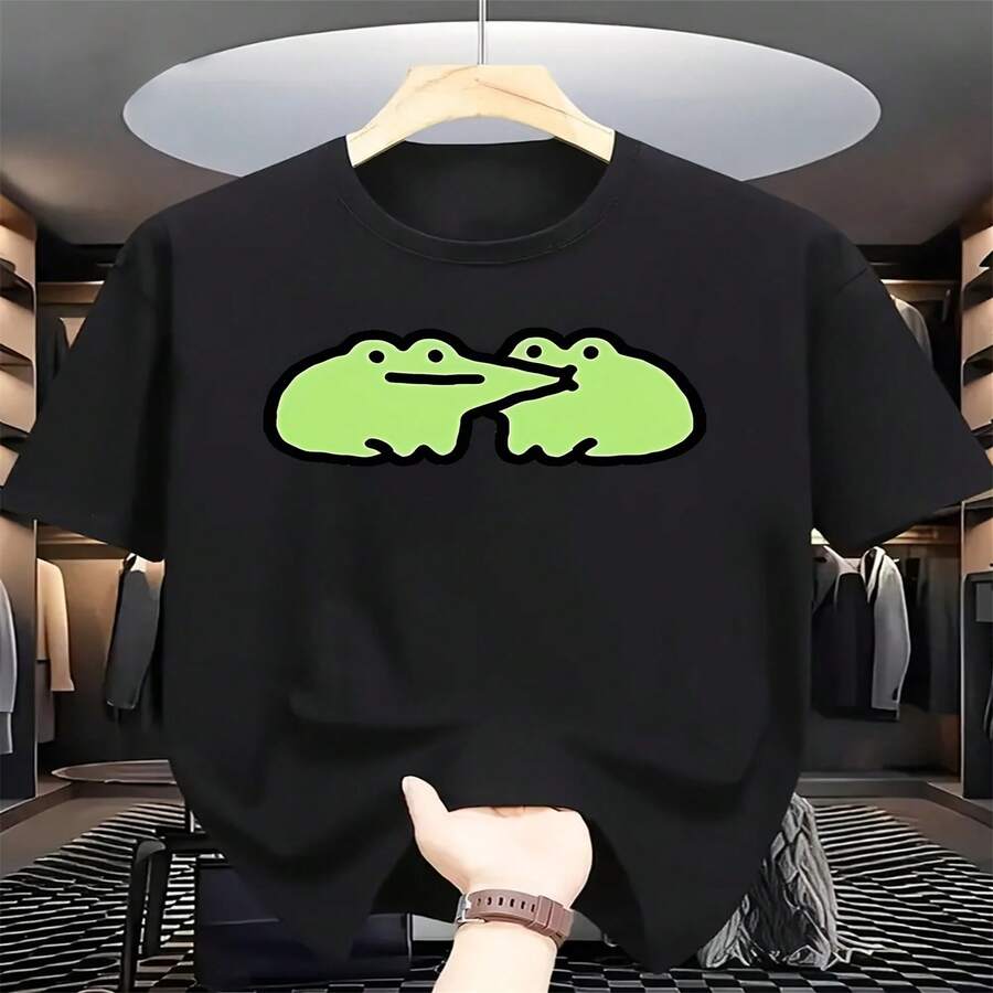 This Men's Crew Neck T-Shirt Features A Frog Print, Perfect For Independence Day And Father's Day. Its Cute Cartoon Design Makes It Ideal For A Casual Spring And Summer Look, And It's The Perfect Choice For Those Seeking A Fun And Stylish Look. - 黑色 - 查看 1