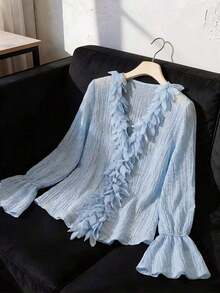 Blusa azul con cuello en V, volantes y textura arrugada - Azul - Ver 6