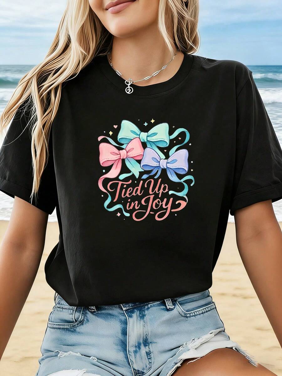 Camiseta de Mujer para Primavera/Verano con Estampado de Lazo "Atado en Alegría" de SimpieAndVersatileDesign. Adecuada para el trayecto diario al trabajo, el té de la tarde con amigos, citas y momentos felices. Camiseta de manga corta para un look elegante en el trabajo o para sesiones de fotos. Camiseta de algodón. - Negro - Ver 1