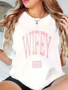 Suaves, transpirables y ligeras para comodidad durante todo el día. Camisetas de algodón con cuello redondo y estampado para mujer, camiseta de uso diario "Wifey Est" con diseño de texto en - Blanco - Ver 3