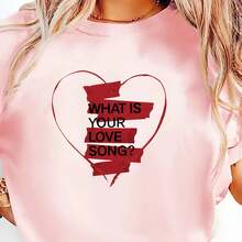 Camiseta casual de manga corta para mujer, ideal para vacaciones de verano, con un corazón rojo hueco dibujado a mano, un símbolo clásico del amor que crea un ambiente romántico y resalta el tema del patrón de la "canción de amor". Estilo moderno para mujer, perfecto para primavera-verano. - Negro - Ver 7