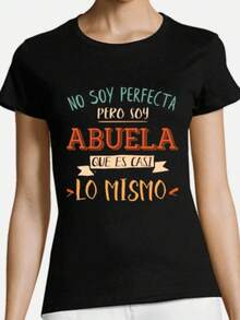 No soy perfecta, pero soy abuela, lo cual es casi lo mismo que decir "abuela con estilo". Camiseta de mujer con un mensaje divertido y cariñoso para las abuelas más queridas de la familia. Camiseta fresca de verano, estilo unisex. - Negro - Ver 7