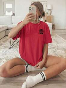 Camiseta de manga corta informal para mujer, ideal para vacaciones de verano, [estampado de doble cara], ropa casual holgada para primavera/verano, color verde oliva, con las palabras "FOOTBALL AND Cheer MOM" estampadas en la parte delantera y patrones de balones de fútbol y pompones de animadora. Camiseta de manga corta con cuello redondo - Rojo - Ver 3