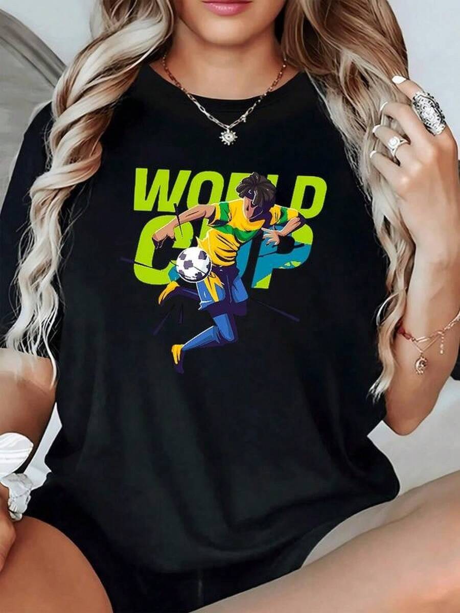 Jugador enérgico golpeando un balón con fuerza frente a letras vibrantes simbolizando la pasión deportiva y la emoción del campeonato mundial camiseta de mujer casual moderna cómoda y perfecta para fans del fútbol - Negro - Ver 1