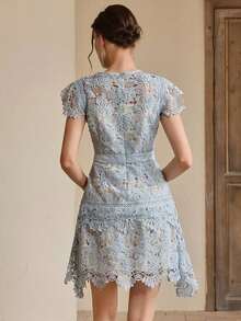 Vestido de verano elegante para mujeres con cuello redondo, manga corta, parches florales, bordados calados y encaje, ideal para primavera, vacaciones y festivales - Celeste - Ver 3