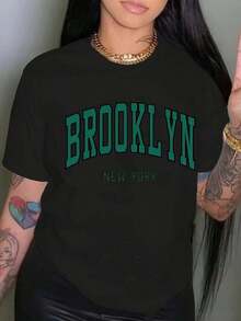 Camiseta de cuello redondo con estampado de letras de Brooklyn, top casual de manga corta con hombros caídos, ropa de mujer - Negro - Ver 1