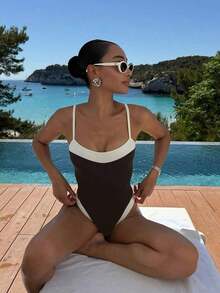 Traje de baño de una pieza con bloques de color, escote cuadrado y tirantes anchos para mujer.El ajuste ceñido acentúa las curvas del Body para un look de playa elegante.Vacaciones - Café blanco - Ver 1