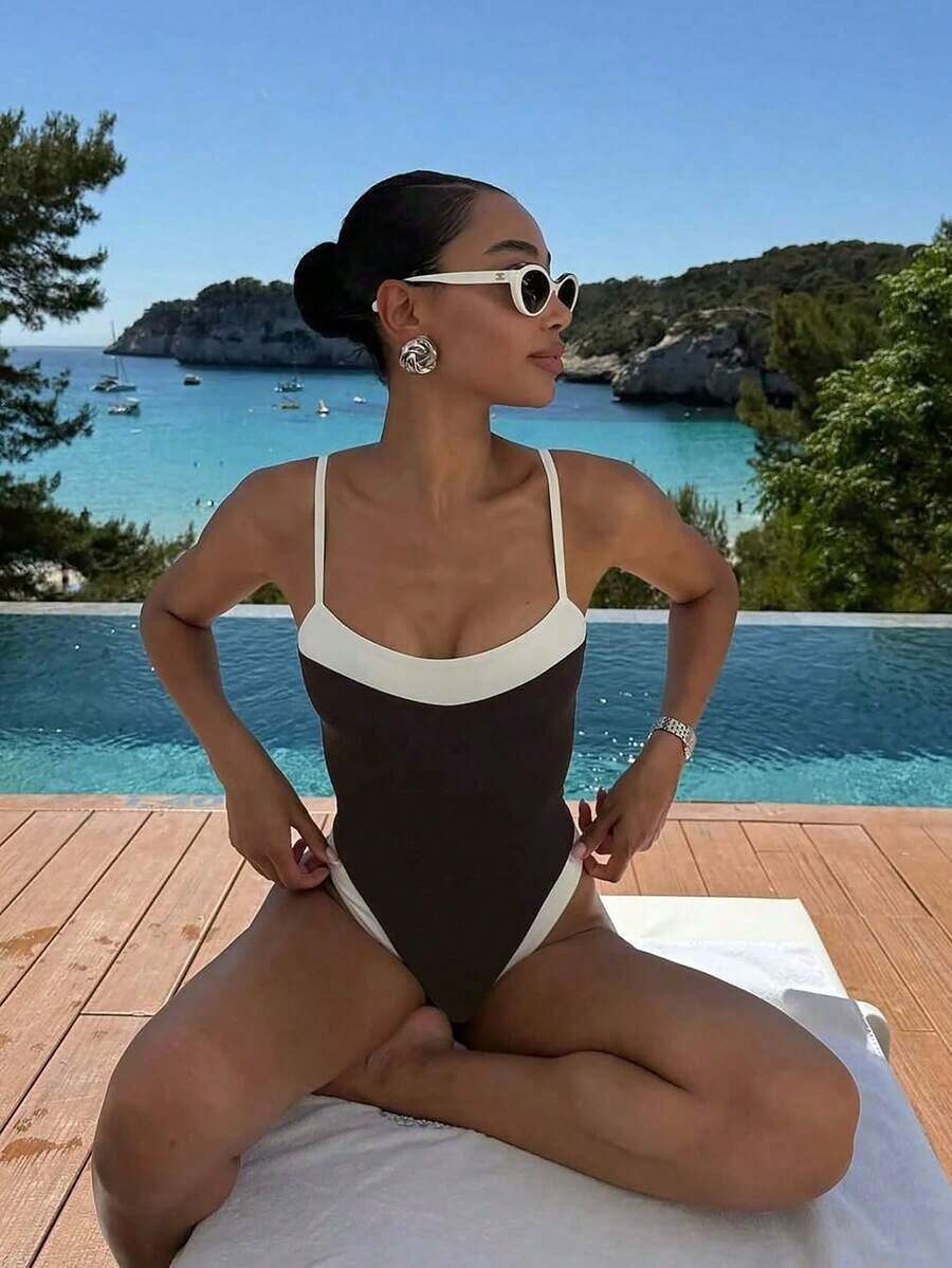 Traje de baño de una pieza con bloques de color, escote cuadrado y tirantes anchos para mujer.El ajuste ceñido acentúa las curvas del Body para un look de playa elegante.Vacaciones - Café blanco - Ver 1