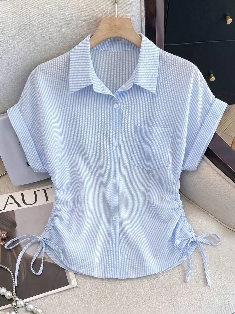 女士夏季短袖条纹衬衫,翻领设计,侧边抽绳装饰,宽松蝙蝠袖上衣。蓝色衬衫,纽扣开襟罩衫,短袖上衣,女士衬衫,夏季浅蓝色衬衫,女士罩衫,办公衬衫 - 藍白色 - 查看 1
