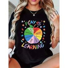 Camiseta gráfica de concientización sobre el autismo, manga corta, cuello redondo, top casual de verano y primavera con un divertido diseño "PLAY IS LEARNING", negra, camiseta con estampado duradero. - Negro - Ver 1