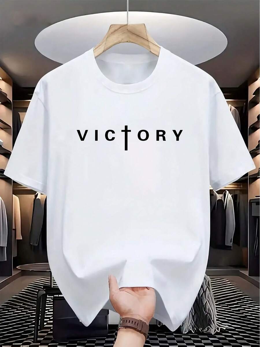 Camiseta blanca de corte holgado para hombre con estampado del símbolo de la cruz VICTORY en negro, transpirable, de manga corta y cuello redondo, adecuada para eventos, uniformes de equipo, uso diario y todas las estaciones. Ajuste cómodo, ideal para ocasiones en la iglesia y eventos. Disponible en tallas grandes. - Blanco - Ver 1
