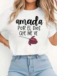Camiseta de Mujer en Español - "Amada Por El Dios Que Me Ve" (Soy Amada por Dios que me ve) - Texto Religioso en Español y Estampado de Corazón Rojo - Top Casual de Cuello Redondo y Manga Corta, Ideal para Atuendos Informales o Eventos de Iglesia - Blanco - Ver 6