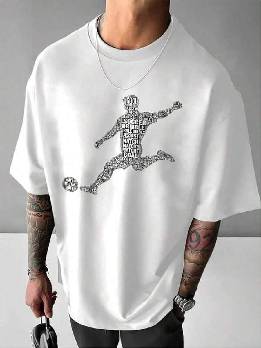 Figura de jugador pateando balón formada por palabras relacionadas con fútbol como gol pase regate partido y asistencia que simbolizan pasión energía trabajo en equipo y espíritu deportivo Camiseta de hombre moderna cómoda y perfecta para amantes del deporte y la superación personal - Negro - Ver 1