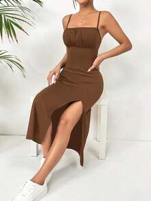 Vestido camisero elegante de mujer con tirantes finos, espalda descubierta, pliegues y abertura alta en la falda - Café integral - Ver 7