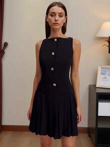 Short Black Sleeveless Dress For Women, Round Neckline With Gold Clover-Shaped Buttons, Fitted Waist And Pleated Skirt, Elegant Preppy Style Ideal For Parties And Spring/Summer Looks. - 黑色 - 查看 3