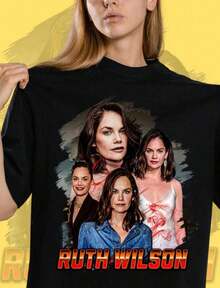 Camiseta de cuello redondo con estampado gráfico de collage de Ruth Wilson, temática de cultura pop, con imágenes de actores, texto atrevido y fondo artístico. Manga corta, estilo casual, corte relajado. Prenda adecuada para todas las estaciones. Lavar a máquina con agua fría, secar en secadora a baja temperatura. Ideal para eventos de fans y reuniones informales. Incluye sudadera, ropa casual, tops, ropa de talla grande, estilo business casual, estilo Y2k. - Negro - Ver 1