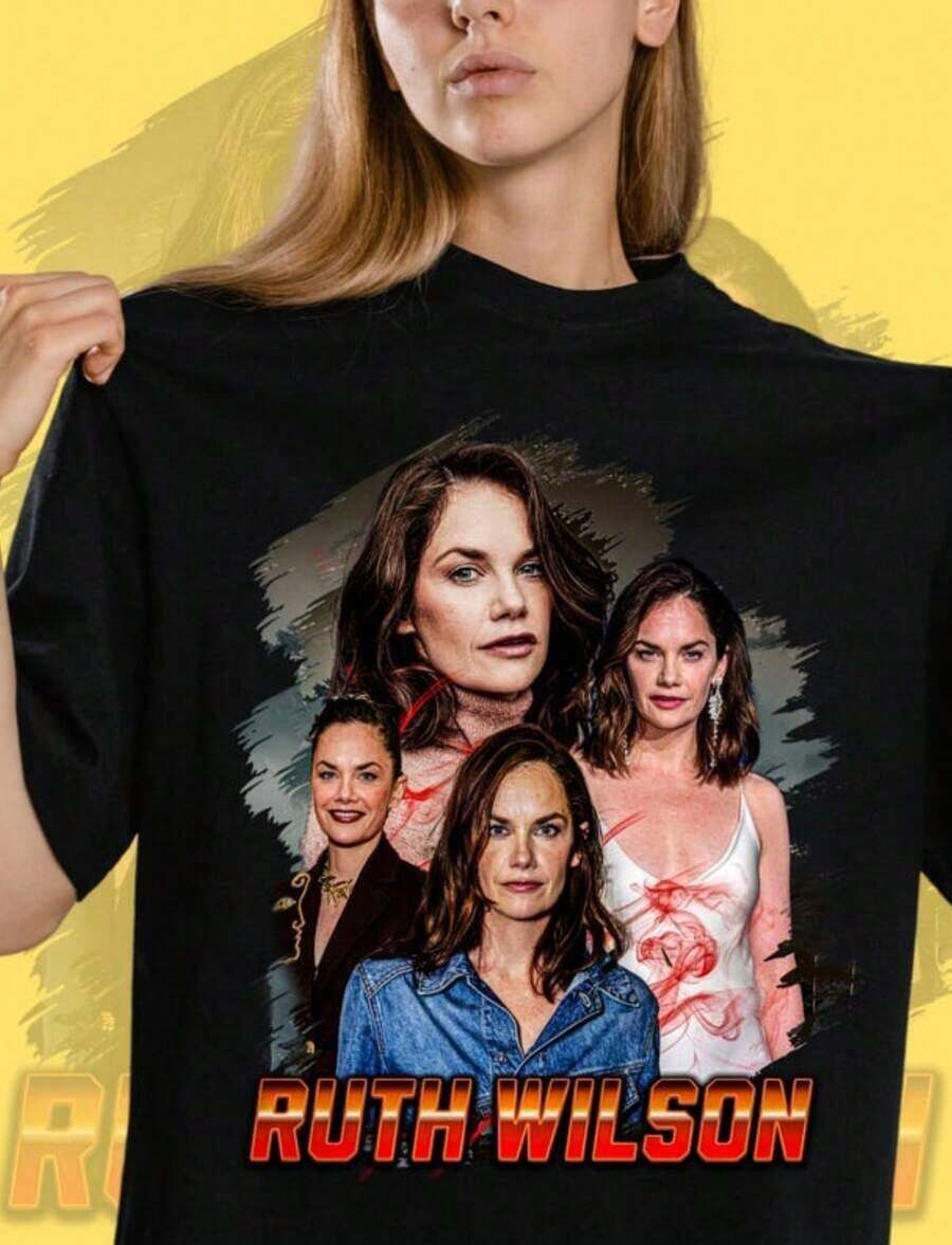 Camiseta de cuello redondo con estampado gráfico de collage de Ruth Wilson, temática de cultura pop, con imágenes de actores, texto atrevido y fondo artístico. Manga corta, estilo casual, corte relajado. Prenda adecuada para todas las estaciones. Lavar a máquina con agua fría, secar en secadora a baja temperatura. Ideal para eventos de fans y reuniones informales. Incluye sudadera, ropa casual, tops, ropa de talla grande, estilo business casual, estilo Y2k. - Negro - Ver 1
