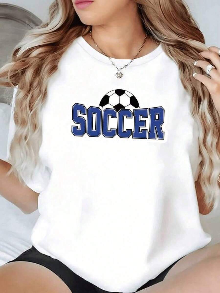 Balón de fútbol con letras grandes en tono azul que reflejan energía fuerza espíritu deportivo y pasión por el juego camiseta de mujer casual cómoda para aficionadas del deporte - Negro - Ver 1