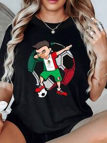 Niño haciendo gesto de celebración con uniforme tricolor inspirado en la bandera de México y balón de fútbol gigante que simboliza orgullo nacional y pasión deportiva camiseta de mujer casual moderna cómoda para fans mexicanas - Negro - Ver 1