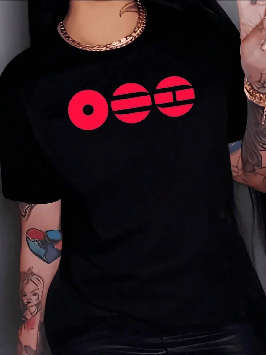 Tres círculos rojos que evocan equilibrio unión y fuerza interior sobre fondo claro creando una imagen moderna y simbólica camiseta de mujer con estampado llamativo y corte cómodo para uso diario - Negro - Ver 1