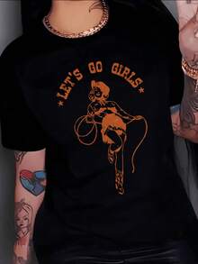 Mujer vaquera alegre con sombrero botas y lazo representa fuerza libertad y espíritu aventurero camiseta de mujer casual moderna perfecta para look urbano - Negro - Ver 1