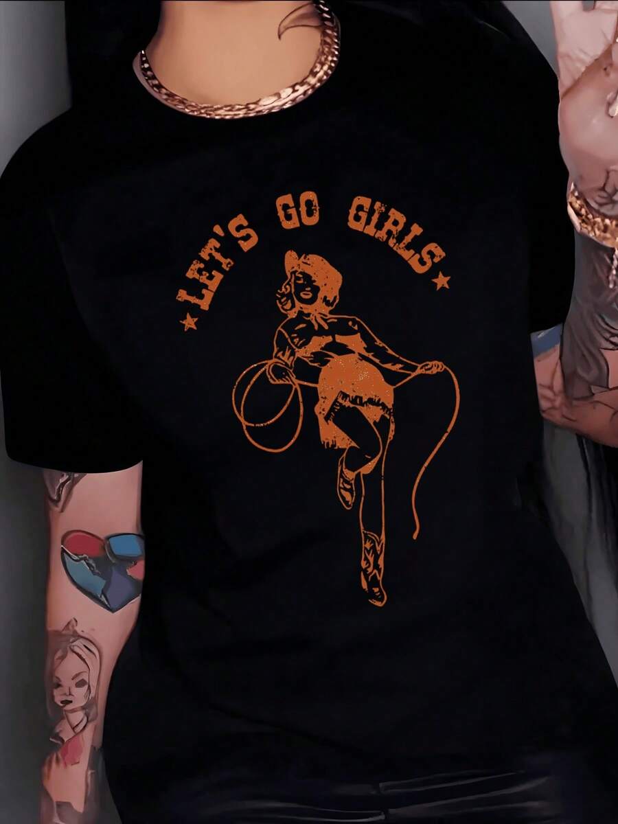 Mujer vaquera alegre con sombrero botas y lazo representa fuerza libertad y espíritu aventurero camiseta de mujer casual moderna perfecta para look urbano - Negro - Ver 1