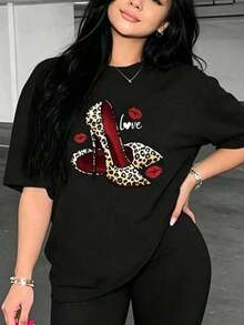 Camiseta de mujer moderna y holgada con estampado de leopardo, estampado de "Love" en rojo y negro, tacones altos y lápiz labial, transpirable y cómoda, de manga corta, cuello redondo de algodón suave, ideal para salidas casuales y looks de moda para la noche. - Negro - Ver 2