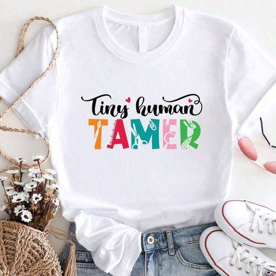 Elegante camiseta gráfica con el emblema de México para mujer, diseño vibrante inspirado en el patrimonio cultural, mezcla de algodón suave y transpirable, perfecta para uso informal y orgullo nacional. Esta camiseta unisex de 220 g, 10400 % algodón, está confeccionada con fibras resistentes y de alta calidad que se adaptan a diferentes tipos de cuerpo, ofreciendo comodidad y durabilidad. Esta chaqueta transpirable es ideal para todas las estaciones, desde primavera/verano hasta otoño/invierno, perfecta para vacaciones y conjuntos de fin de semana.Conjuntos de Vacaciones de Verano 2026 - Blanco - Ver 1