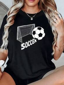 Balón con red de fútbol simbolizando pasión por el deporte y energía positiva camiseta de mujer casual moderna ideal para fanáticas del fútbol - Negro - Ver 1