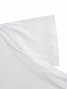 Camiseta unisex blanca de manga corta de 180 g con diseño en forma de corazón para madres y familias, con lazos rosas y estampados florales de mariposas, y la frase "Mamá es el corazón de la familia". Camiseta casual de cuello redondo - Blanco - Ver 4
