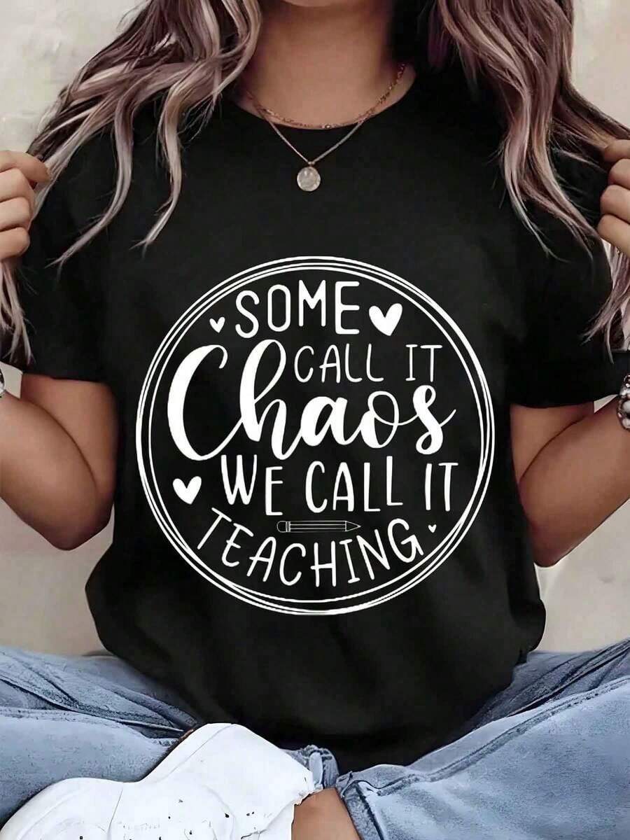 Soft, Breathable, And Lightweight For All-Day Comfort. Women's T-Shirt With The Print "Some Call It Chaos, We Call It Teaching." Crew Neck, Relaxed Fit, Ideal As A Gift For Teachers On Teacher's Day. 220g. Classic Neckline With A Relaxed Fit That Flatters All Body Types And Is Easy To Pair With Jeans, Shorts, And Leggings. - 黑色 - 查看 1