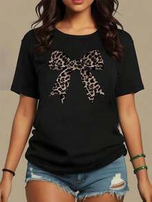 Gran lazo con estampado de leopardo simbolizando elegancia salvaje y confianza moderna para mujeres seguras camiseta de mujer casual cómoda perfecta para uso diario y salidas informales - Estilo - Ver 1