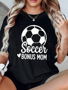 Balón de fútbol con corazón que expresa el amor y orgullo de una madre que apoya a su familia en cada juego camiseta de mujer casual cómoda para fanáticas del deporte - Negro - Ver 1