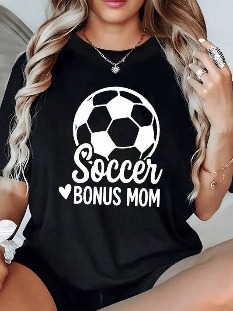 Balón de fútbol con corazón que expresa el amor y orgullo de una madre que apoya a su familia en cada juego camiseta de mujer casual cómoda para fanáticas del deporte - Negro - Ver 1