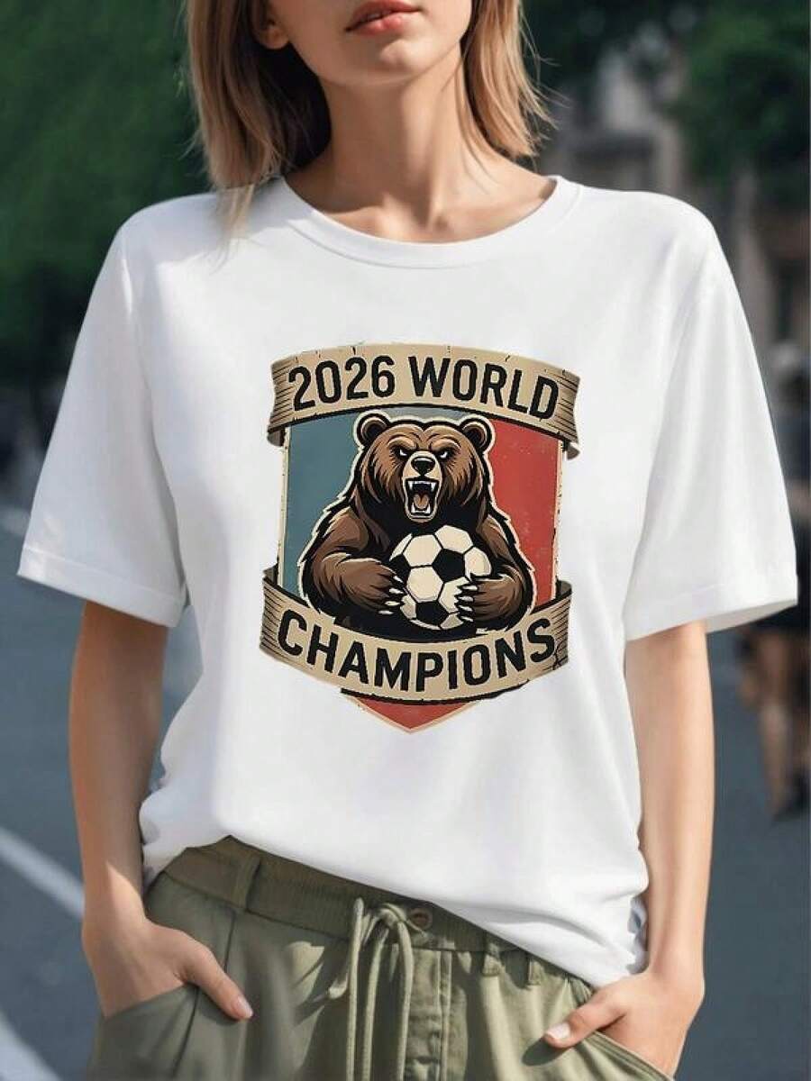 Oso feroz sosteniendo un balón de futbol bajo un emblema que celebra la victoria mundial 2026 y representa fuerza y determinación camiseta para mujer 100% algodón casual cómoda - Negro - Ver 1