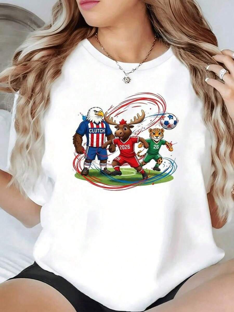 Tres animales deportivos llenos de energía representan la unión y la pasión del fútbol en un campo vibrante con trazos de colores que evocan amistad y competencia camiseta de mujer casual moderna y cómoda para uso diario - Negro - Ver 1