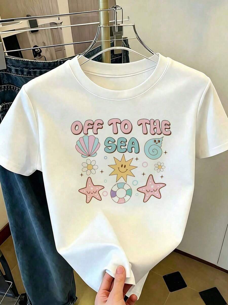 PremiumCamiseta Blanca para Mujer con Estampado Marino "Off to the Sea" con Conchas y Estrellas de Mar, Cuello Redondo de Manga Corta, Top Casual de Playa, Ropa Cómoda para Vacaciones de Verano y Uso Diario, Estilo Tierno Eco-Friendly - Blanco - Ver 1