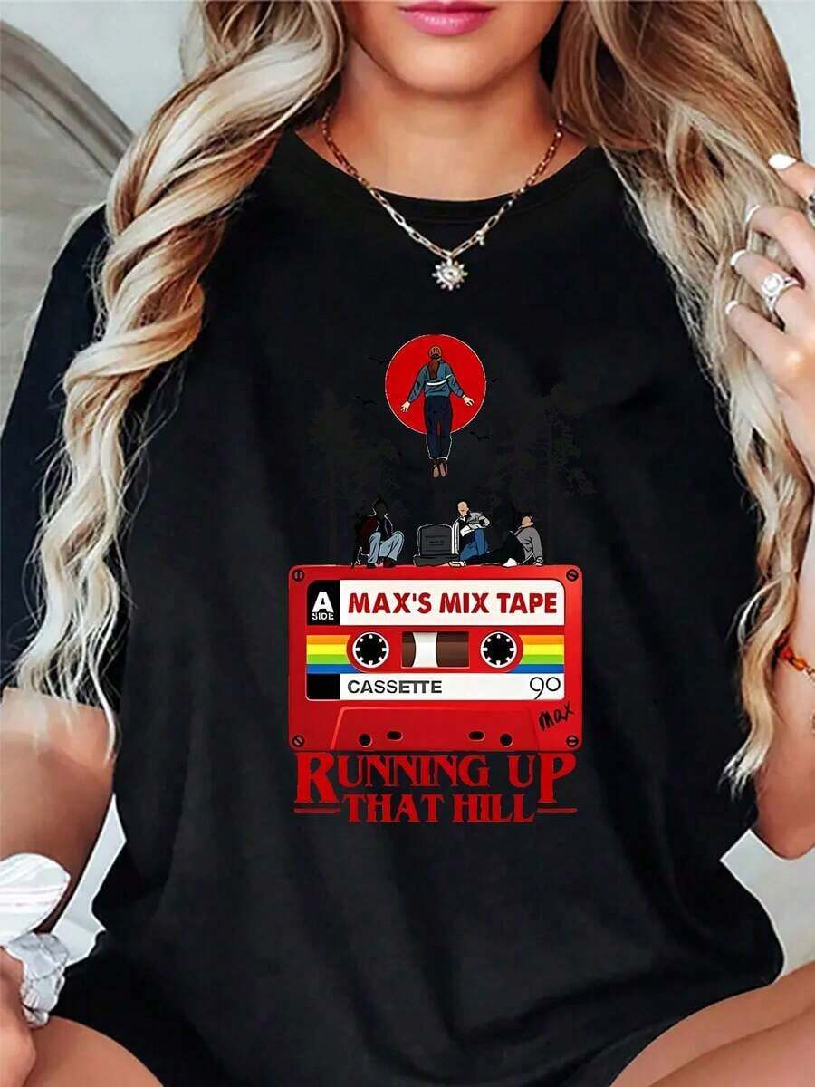 Camiseta unisex de algodón puro, ¡con encanto vintage! Camiseta vintage "Max's Mixtape". Elegante, casual, deportiva y cómoda para todas las estaciones, cuello redondo, manga corta, una camiseta de verano para mujer. Conjuntos de Verano para Mujer, Blusas de Verano, Camisetas Gráficas para Mujer, Y2k, Blusas Negras, Vestido de Graduación, Conjuntos Nashville para Mujer, Blusas Casuales, Ropa 100% Algodón para Mujer, Estilo Gótico, Conjunto de Viaje para Mujer 9BZD - Negro - Ver 1