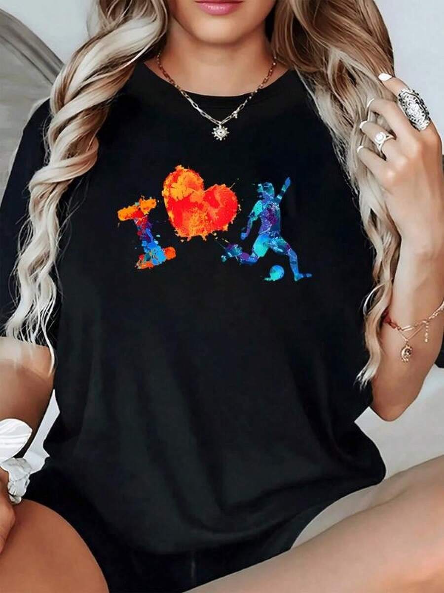 Figura colorida que representa una silueta dinámica de jugador de fútbol en movimiento junto a un corazón ardiente que simboliza la pasión por el deporte y la energía positiva camiseta de mujer casual moderna y cómoda para uso diario - Negro - Ver 1